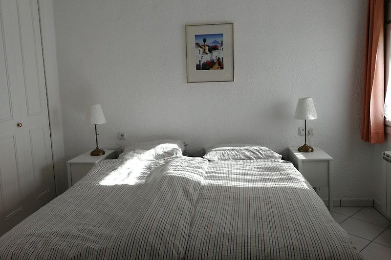 Schlafzimmer im EG, ausgestattet mit einem Doppelbett in 180*200. Bei Bedarf können zwei Einzelbetten a 90 * 200 aufgest