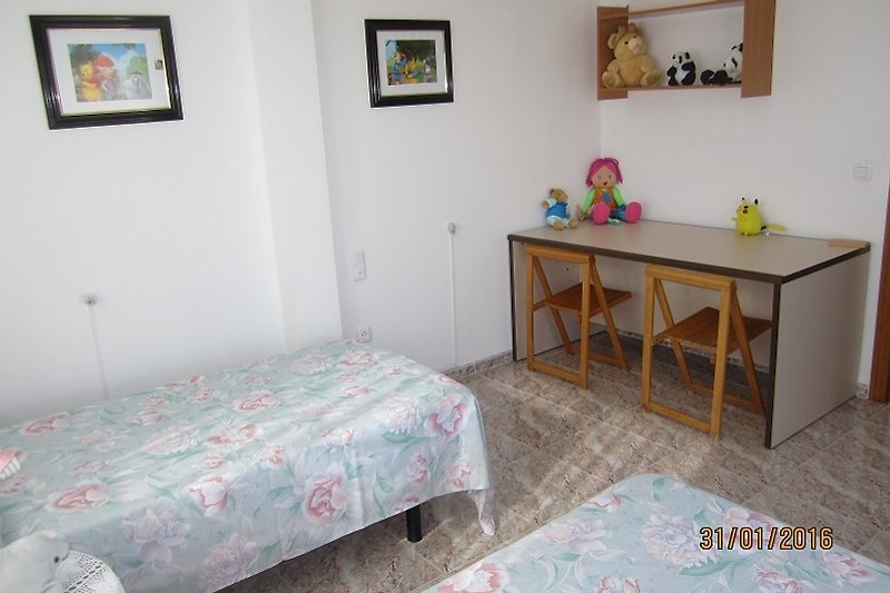 Kinderzimmer eingerichtet mit 2 Einzelbetten 90x190cm