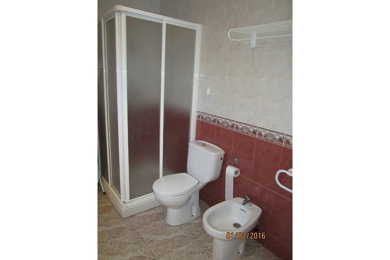 Badezimmer im Erdgeschoß, siehe auch anderes Foto mit großem Spiegel und 2 Waschbecken