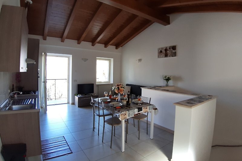 Küche und Wohnzimmer