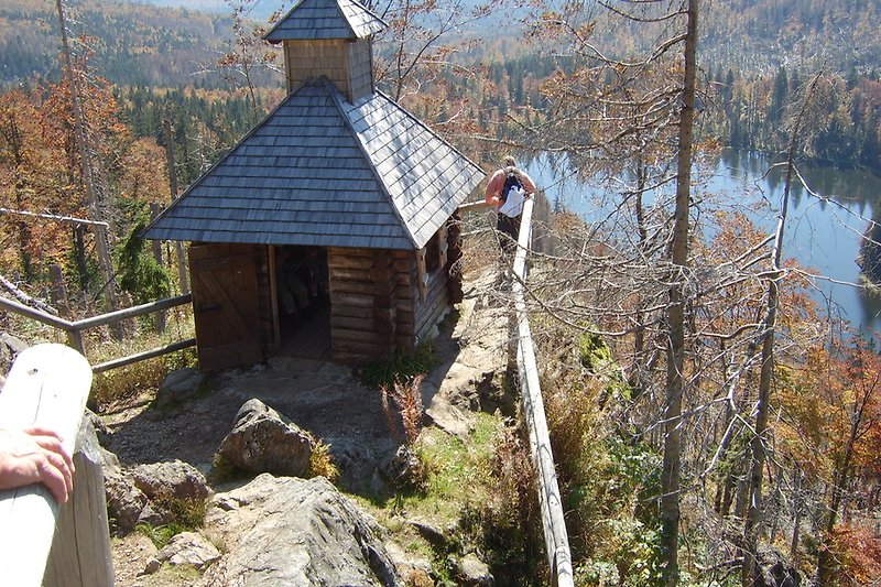 Kaplica Rachel z widokiem na jezioro Rachelsee