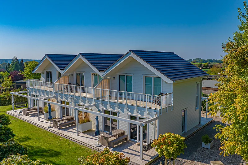 Großzügiger Balkon mit Blick auf die Umgebung.