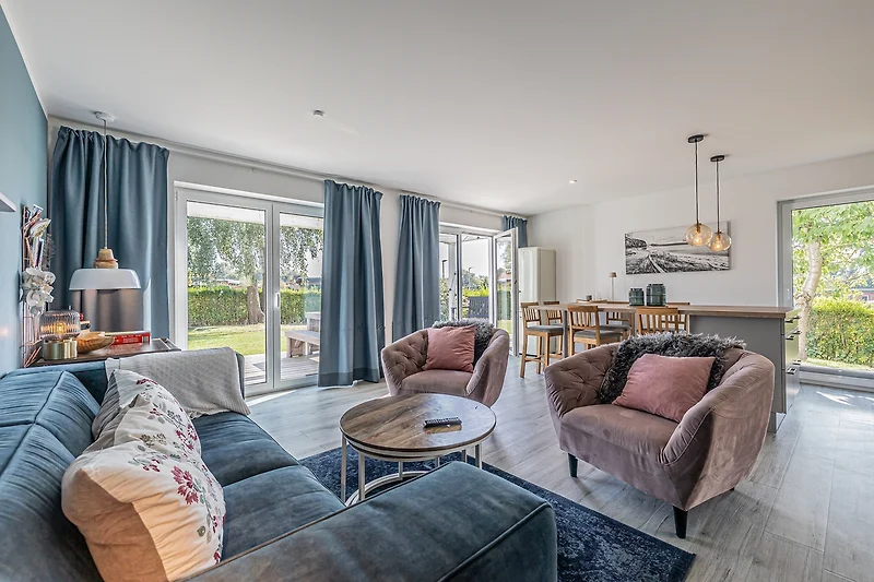 Helles Wohnzimmer mit stilvoller Beleuchtung und Pflanzen.