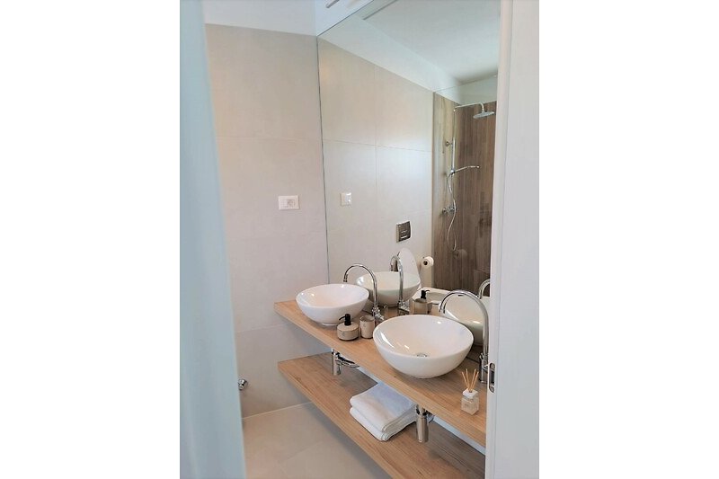 Schönes Ensuite Badezimmer mit elegantem Design und stilvoller Einrichtung.