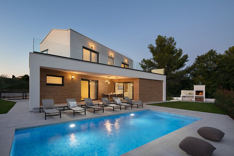Genießen Sie den Blick auf den Pool und die Landschaft von diesem schönen Haus.