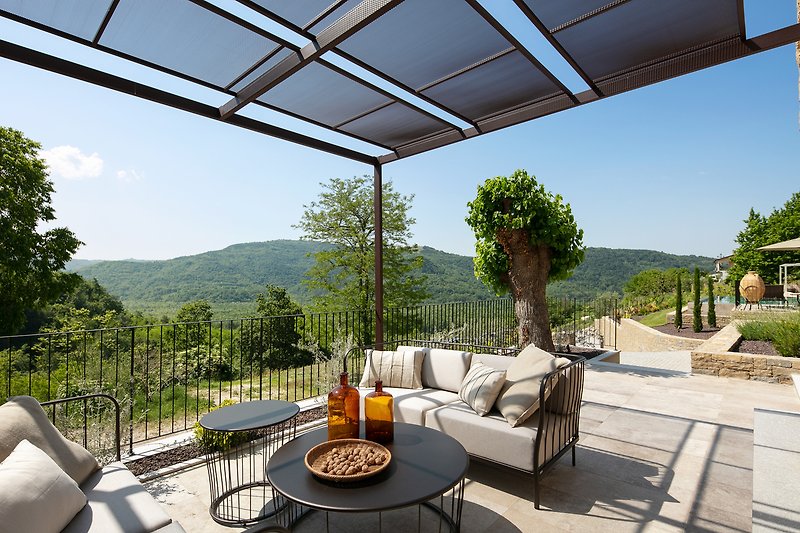 Entspannen Sie sich auf der Terrasse und genießen Sie die Aussicht auf den Garten und die umliegende Natur.