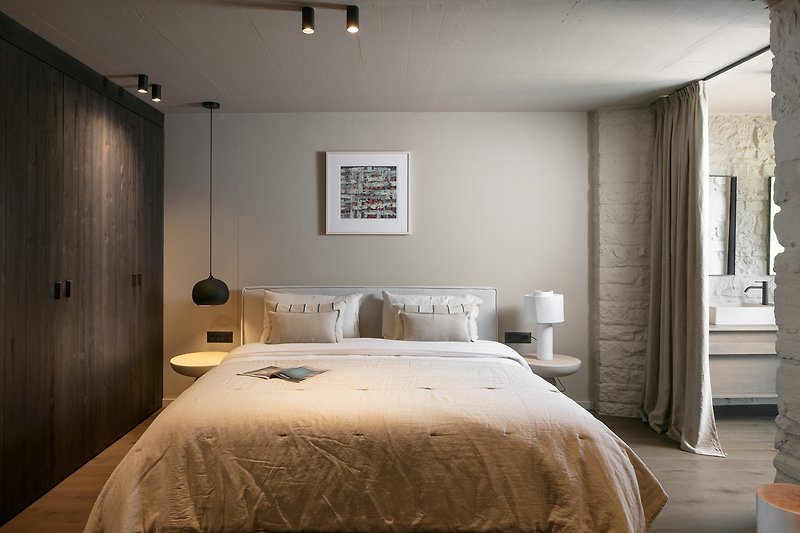 Entspannen Sie in diesem gemütlichen Schlafzimmer mit stilvollem Holzmobiliar und genießen Sie eine erholsame Nacht.