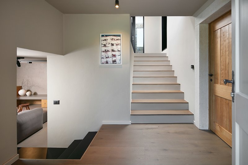Willkommen in diesem stilvollen Apartment mit hochwertigem Holzboden und modernem Design. Entspannen Sie sich und genießen Sie den Komfort und die Ruhe.