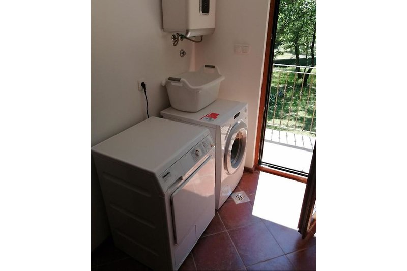 Waschmaschine/Trockner/ Hauswirtschaftsraum mit großem Kühlschrank