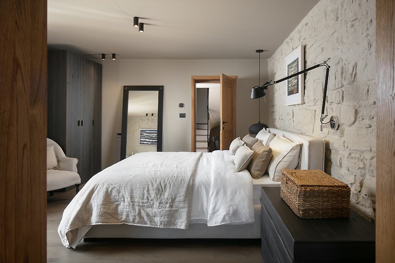 Entspannen Sie in diesem komfortablen Schlafzimmer mit Holzmöbeln und genießen Sie eine erholsame Nacht.