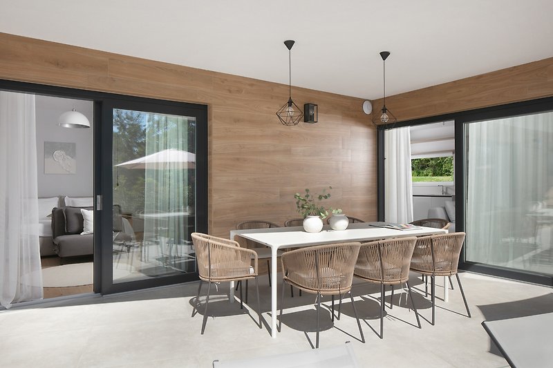 Moderne Küche mit elegantem Interieur und Holzmöbeln.