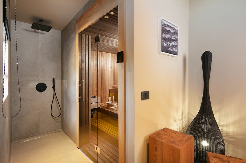 Willkommen in diesem stilvollen Raum mit gemütlichem Holzmobiliar und stilvoller Beleuchtung. Entspannen Sie sich und genießen Sie den Komfort und die Ruhe.