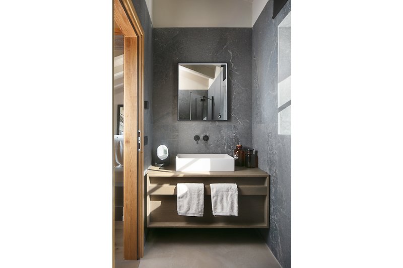 Willkommen in diesem stilvollen Badezimmer mit modernen Armaturen und elegantem Design. Genießen Sie den Komfort und die Ruhe.