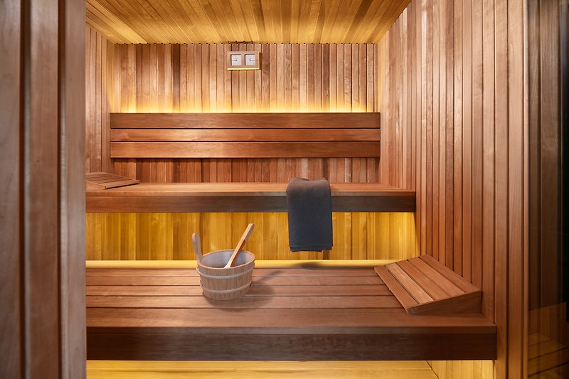 Willkommen in dieser stilvollen Holzkabine mit Sauna. Entspannen Sie sich und genießen Sie die natürliche Umgebung.