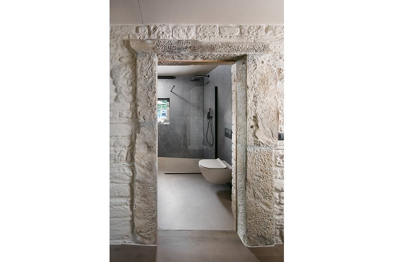 Willkommen in diesem stilvollen Badezimmer mit modernen Armaturen und elegantem Design. Stein trifft Moderne.
