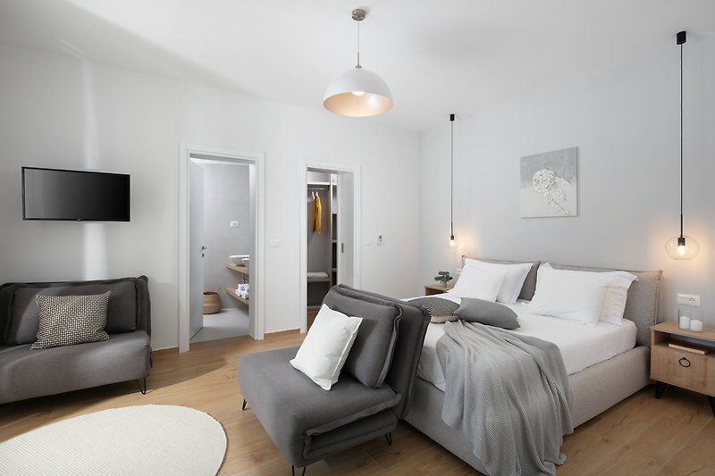 Gemütliches Schlafzimmer mit stilvollem Holzinterieur und elegantem Design.