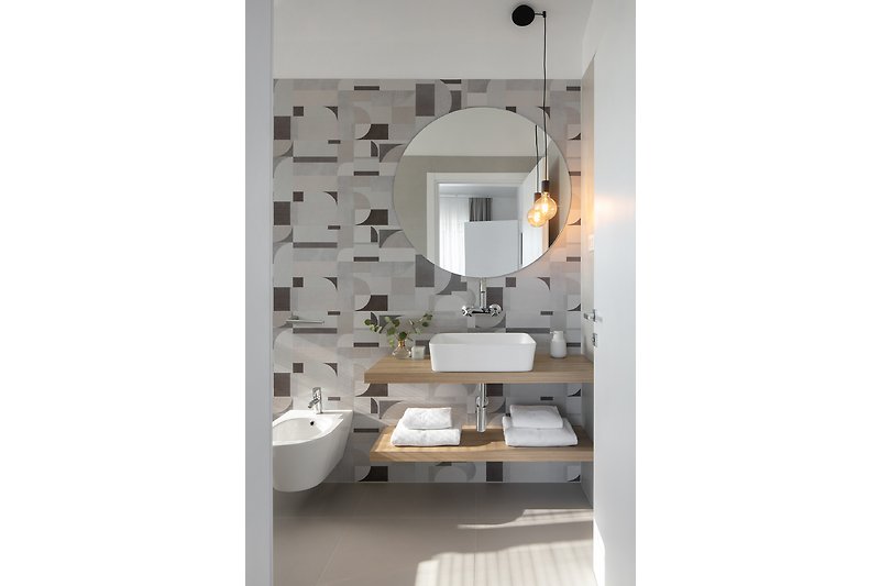 Geschmackvolles Ensuite- Badezimmer mit modernen Armaturen und elegantem Design.