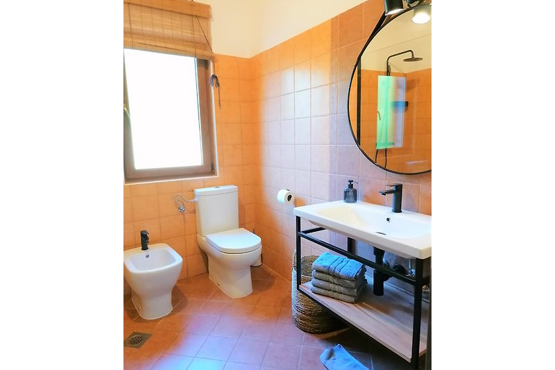 Entspannen Sie in diesem stilvollen Badezimmer mit moderner Einrichtung. Perfekt zum Erfrischen und Entspannen.