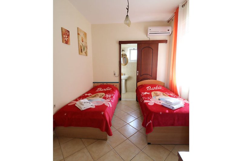 Bedroom with 2 single beds  villa Marilena