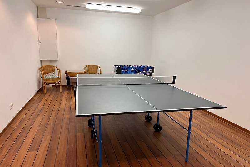 Der Raum für Tischtennis und Kicker.