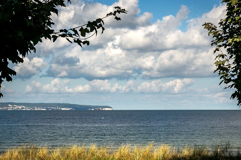 Ihr wunderbarer Blick: am gegenüberliegenden Ufer sehen Sie Saßnitz und die Kreideküste.