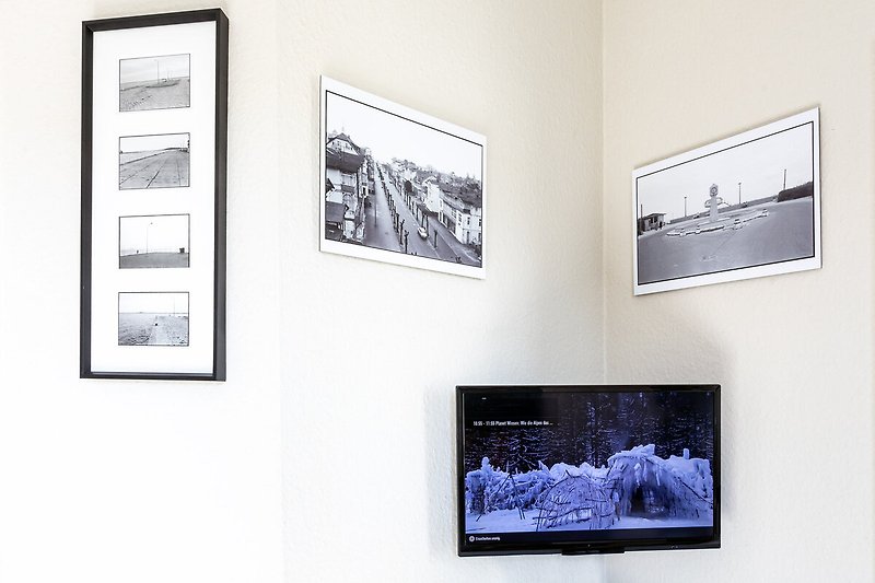 Fotokunst und TV im Wohnzimmer.