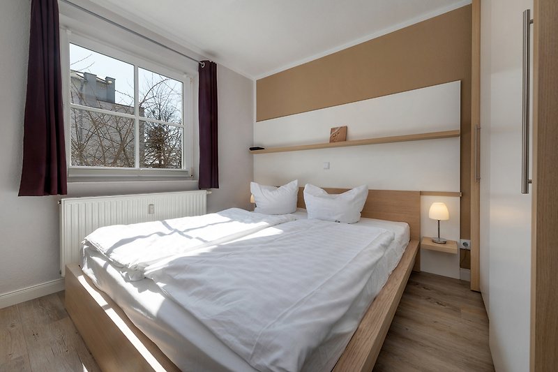 Schlafzimmer 1 mit Doppelbett, Sichtschutzplissee am Fenster ...
