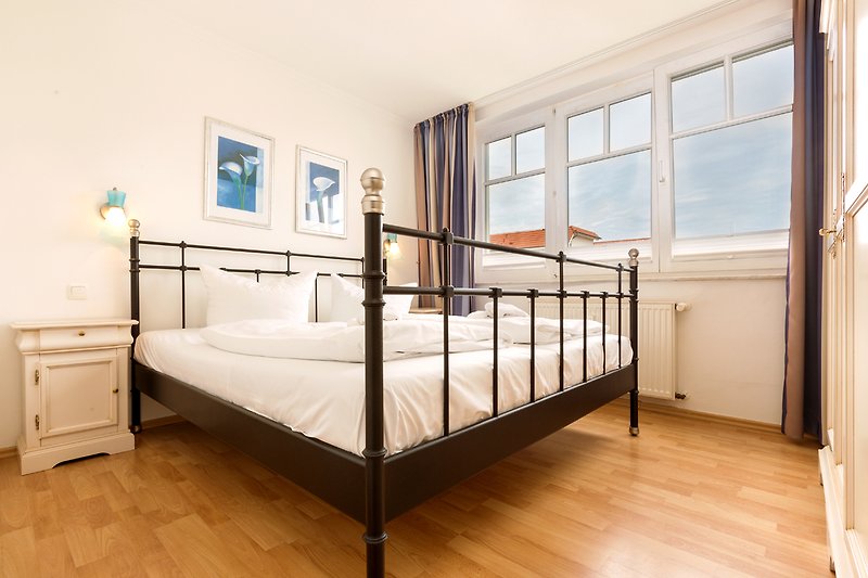 Schlafzimmer mit Doppelbett.