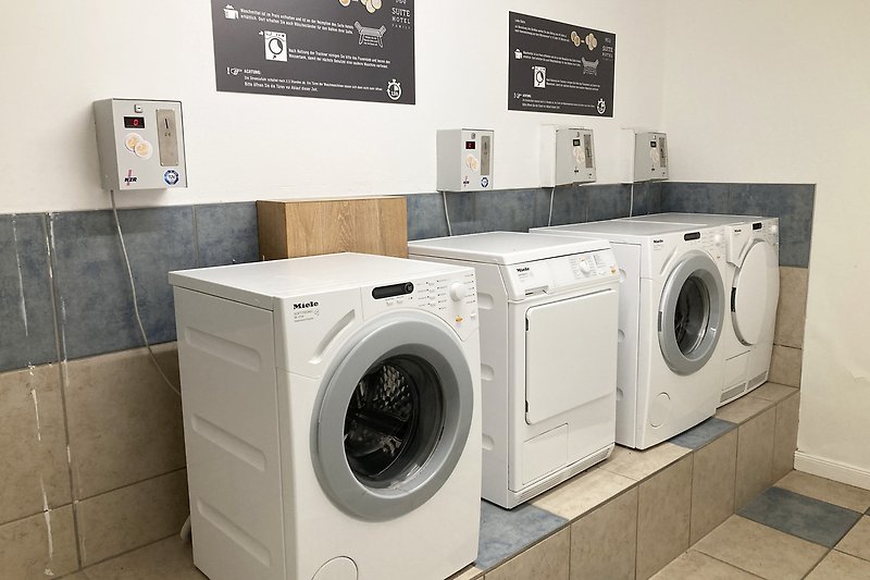 Waschmaschine und Trockner können im Haus gegen Entgelt/Münzen genutzt werden.