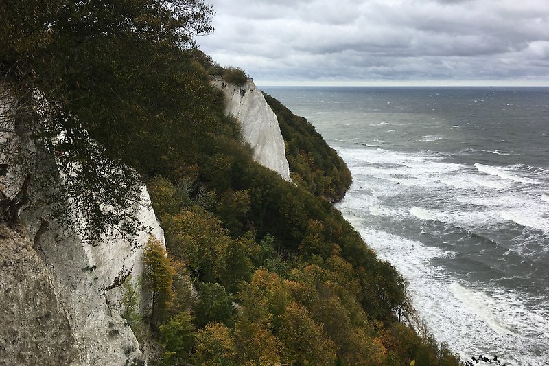 Die Kreideküste am Königsstuhl im Herbststurm.
