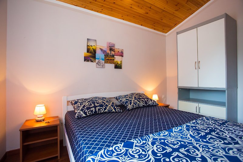 Schlafzimmer mit Doppelbett 160x200