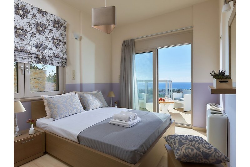 Elkysti Crete_Eleftheria_Das Schlafzimmer mit Doppelbett und Meerblick
