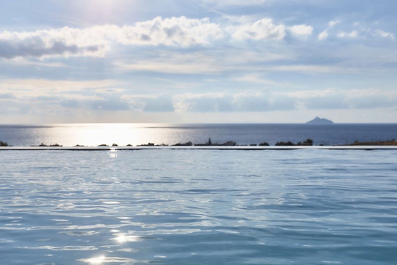 Elkysti Crete_Der Pool mit Blick auf das tiefblaue Wasser des Mittelmeers