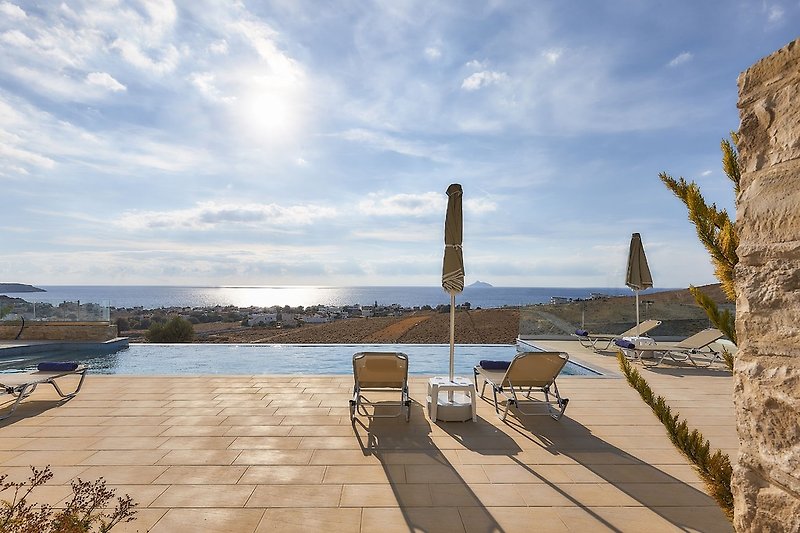 Elkysti Crete_Der Pool mit Blick auf das tiefblaue Wasser des Mittelmeers