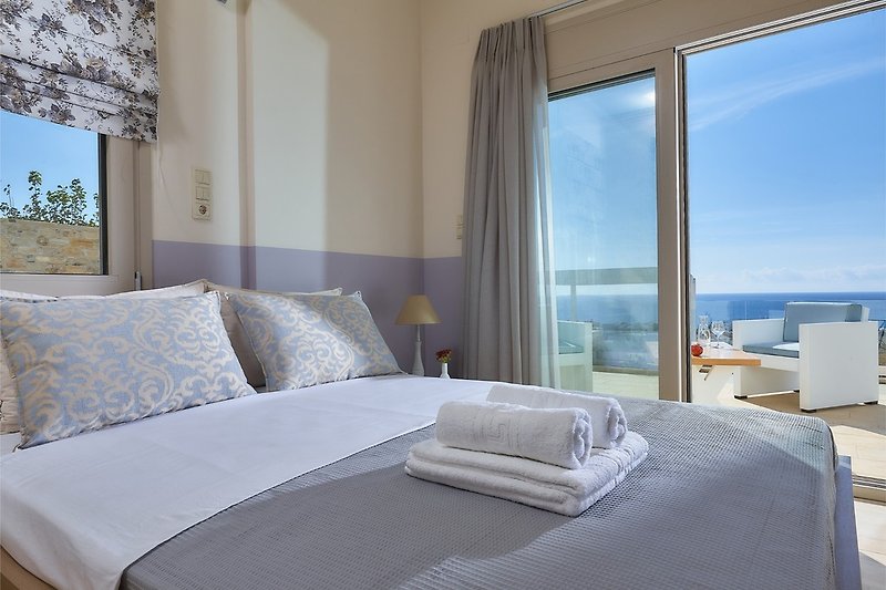 Elkysti Crete_Eleftheria_Das Schlafzimmer mit Doppelbett und Meerblick