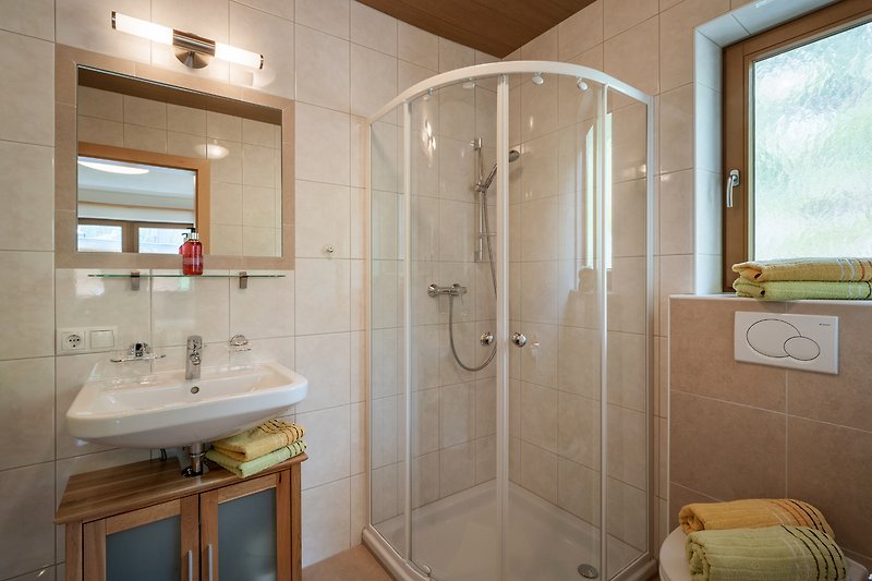Willkommen in diesem modernen Badezimmer mit luxuriöser Dusche und stilvollem Design.