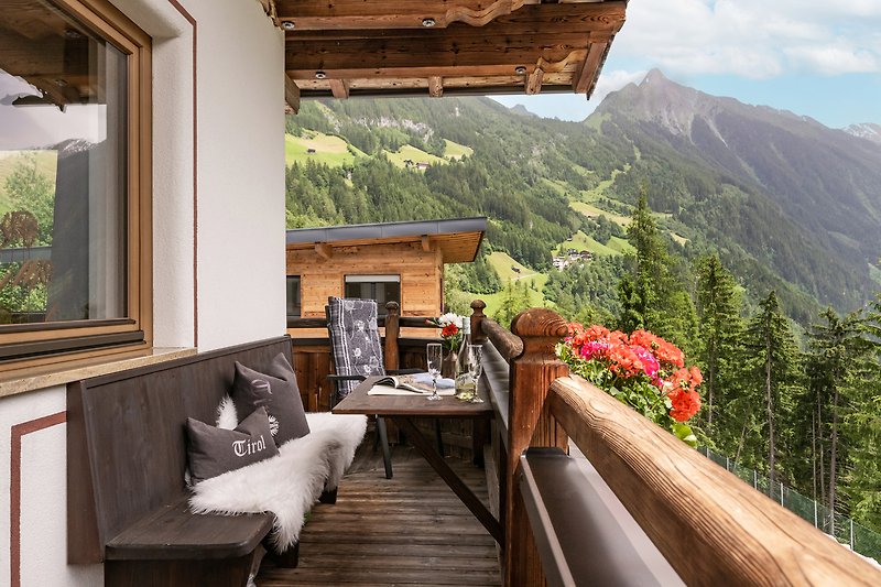 Verbringen Sie Ihren Urlaub inmitten einer grünen Landschaft mit Blick auf die Berge.Entspannen Sie sich auf dem Balkon