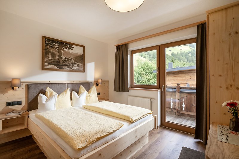 Stilvoll eingerichteten Schlafzimmer mit bequemem Bett und gemütlicher Atmosphäre. Entspannen Sie sich und genießen Sie
