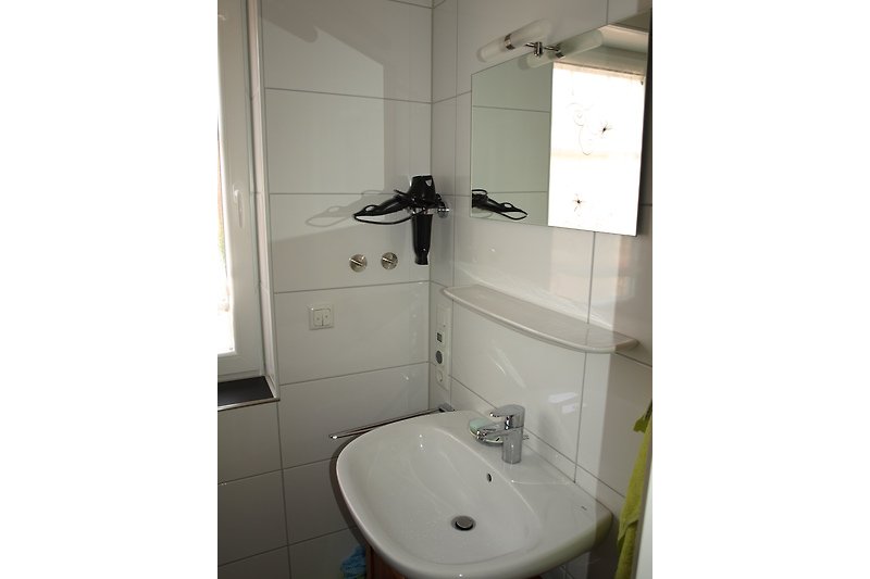 Ein modernes Badezimmer mit stilvoller Ausstattung und elegantem Design.