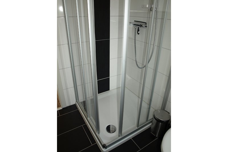 Eine moderne Dusche mit elegantem Design und Glaswand.