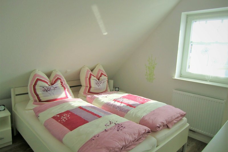 Ein stilvolles Schlafzimmer mit Holzmöbeln und gemütlicher Bettwäsche.