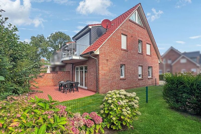 Erdgeschosswohnung mit Terrasse und kleinem Garten.