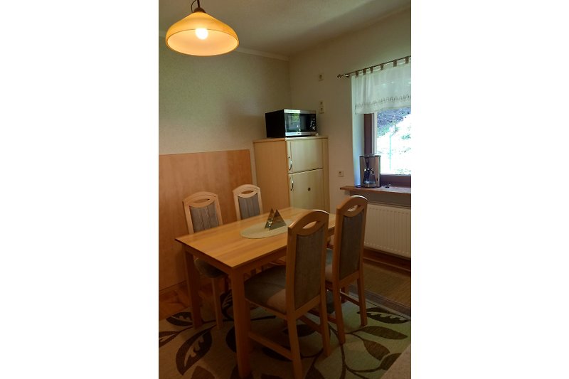 Küche mit Sitzplätzen und Kühlschrank/Mikrowelle