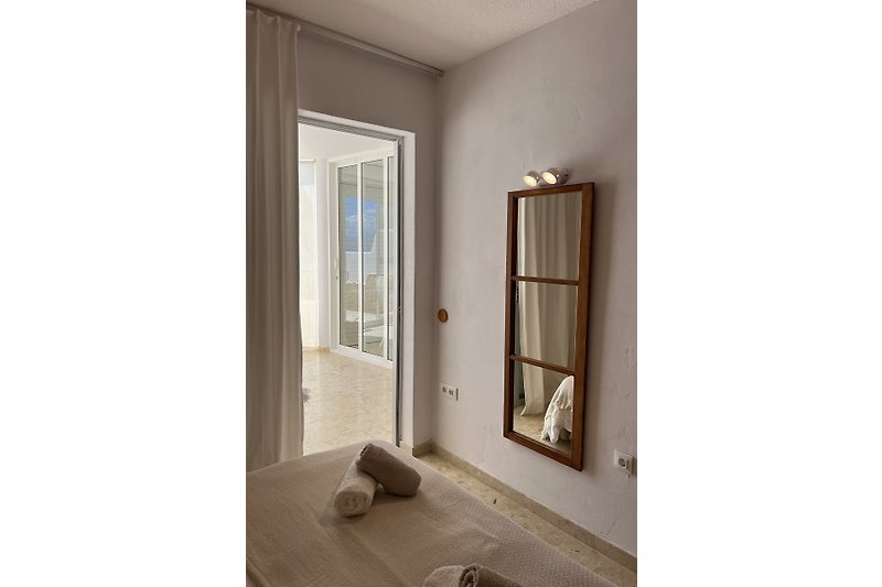 Ein helles Schlaf-Zimmer mit großen Fenstern