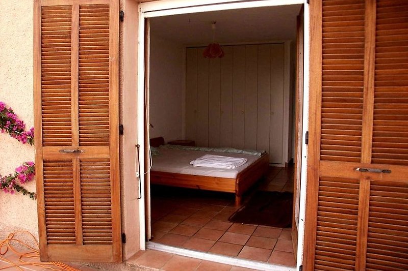  Schlafzimmer mit Doppelbett. Direkter Ausgang zur Terrasse.