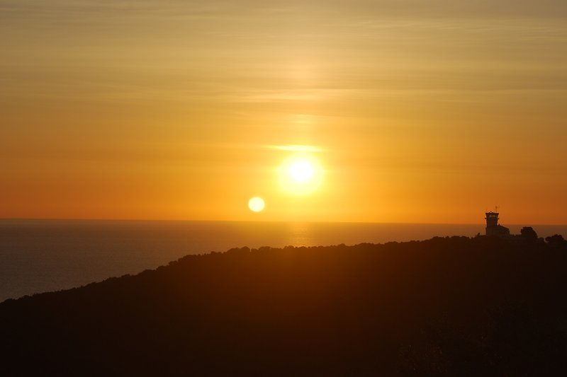  Sonnenaufgang über dem Leuchturm von La Chiappa von der Terrasse aus nach Südost