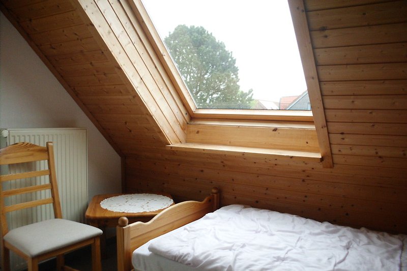 La seconda camera da letto offre due letti e un piccolo angolo salotto.