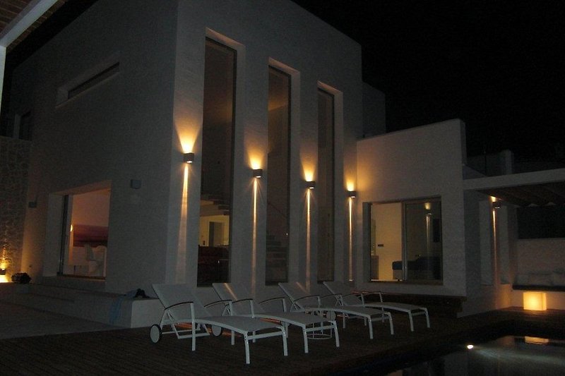 Pool-Terrasse bei Nacht