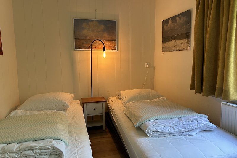 Gemütliches zweites Schlafzimmer (oben) mit zwei guten Boxspring Betten