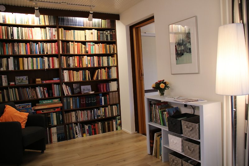woonkamer met ruime boekenkast